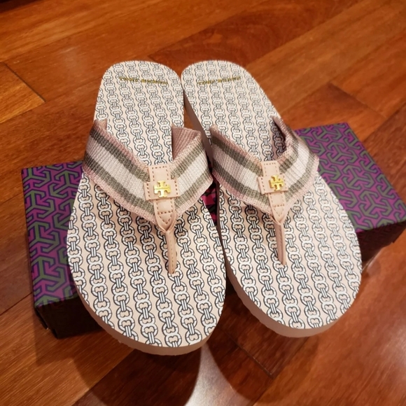 tory burch gemini link flip flop